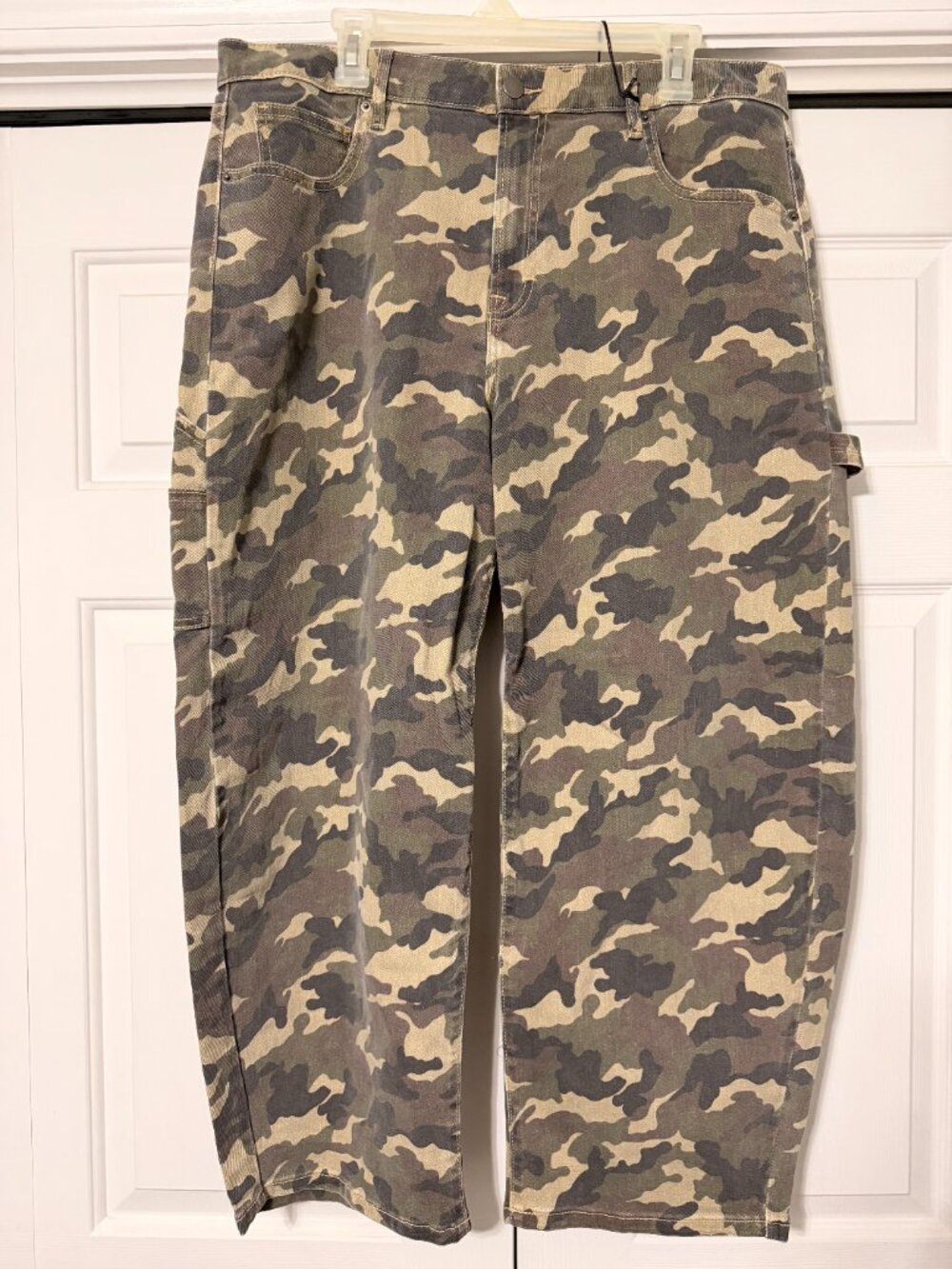 Vici Barrel Cargo Jeans, loose Fit, Army print NWT